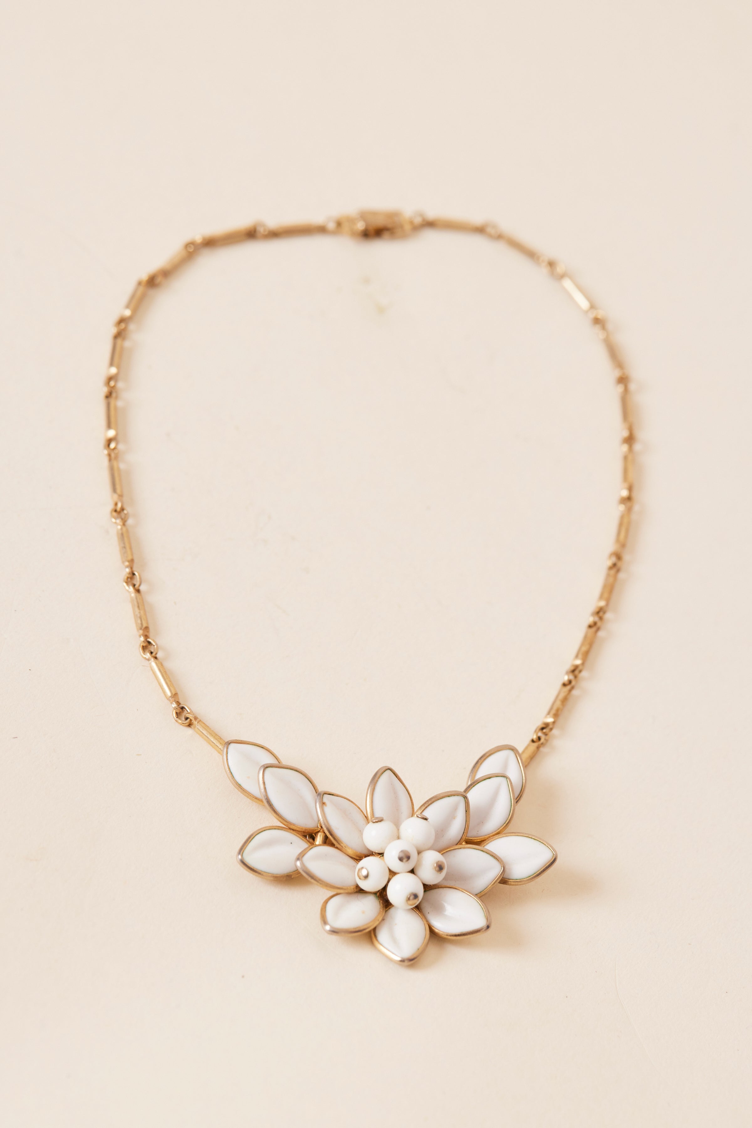 Vintage style flower beaded statement necklace in blue & white – Exquistry